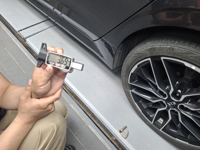 엔카 직원들이 차량을 검수하고 있다. [김성우 기자]