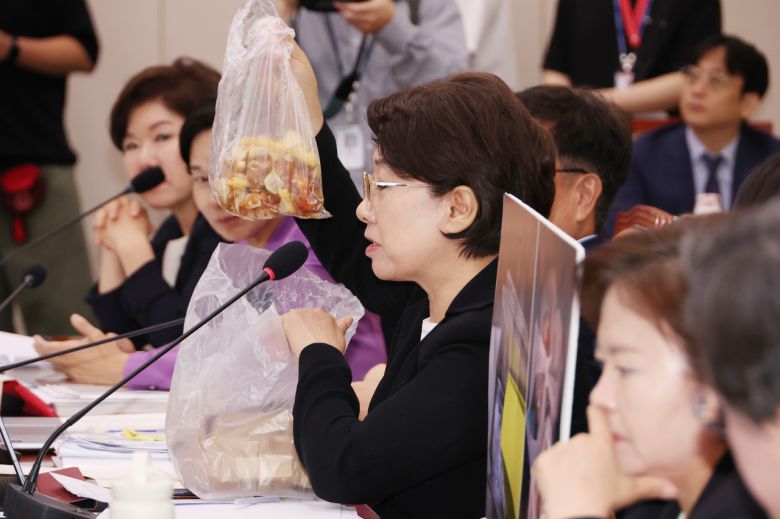국민의힘 이달희 의원이 14일 국회 여성가족위원회에서 열린 강선우 여성가족부 장관에 대한 인사청문회에서 음식물 쓰레기를 들어보이며 갑질 의혹 관련해 질문하고 있다. [연합]
