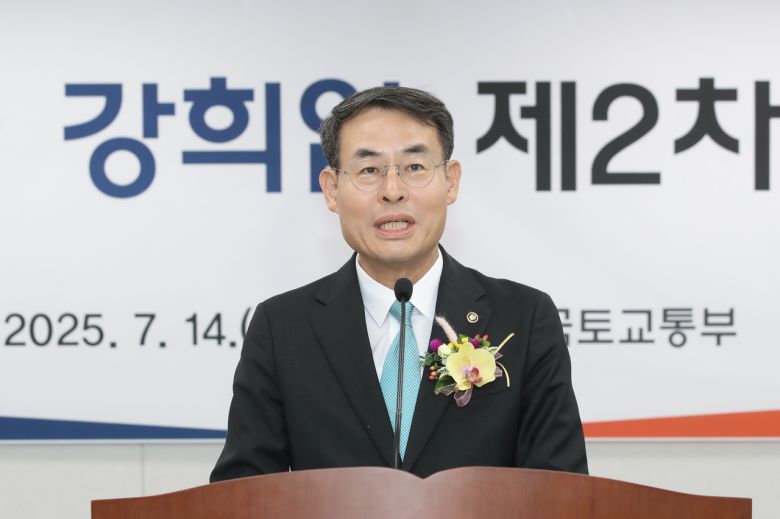 14일 오후 정부세종청사에서 열린 취임식에서 강희업 국토교통부 제2차관이 발언하고 있다. [국토교통부 제공]