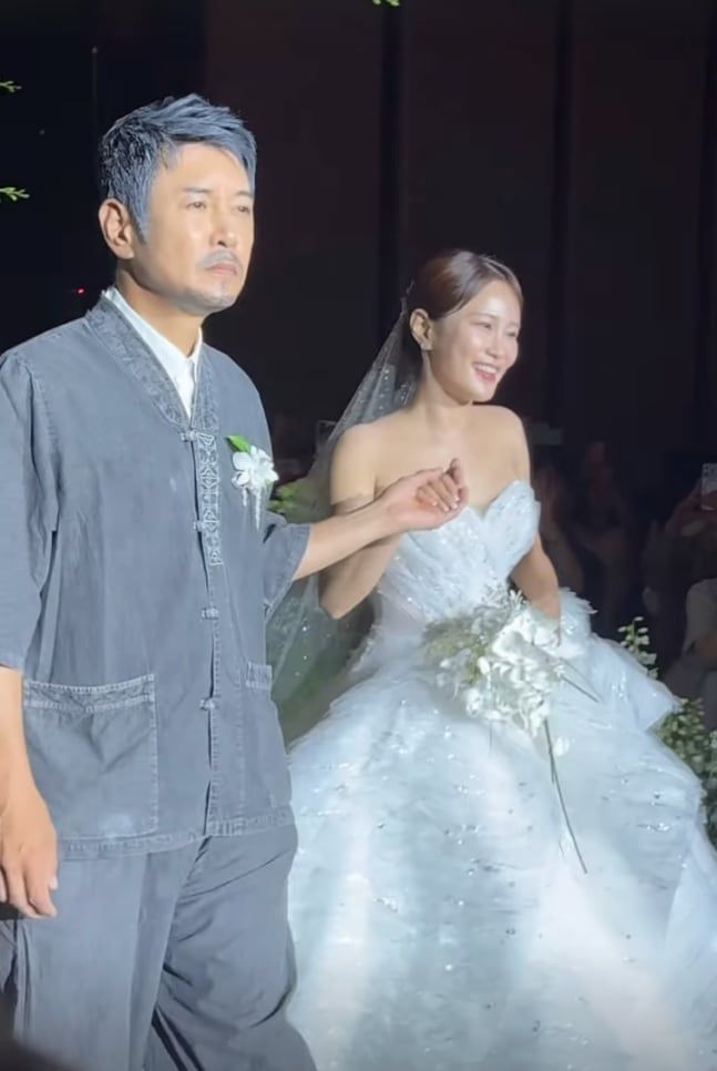 꼰대희 손잡고 들어가는 김지민/인스타그램