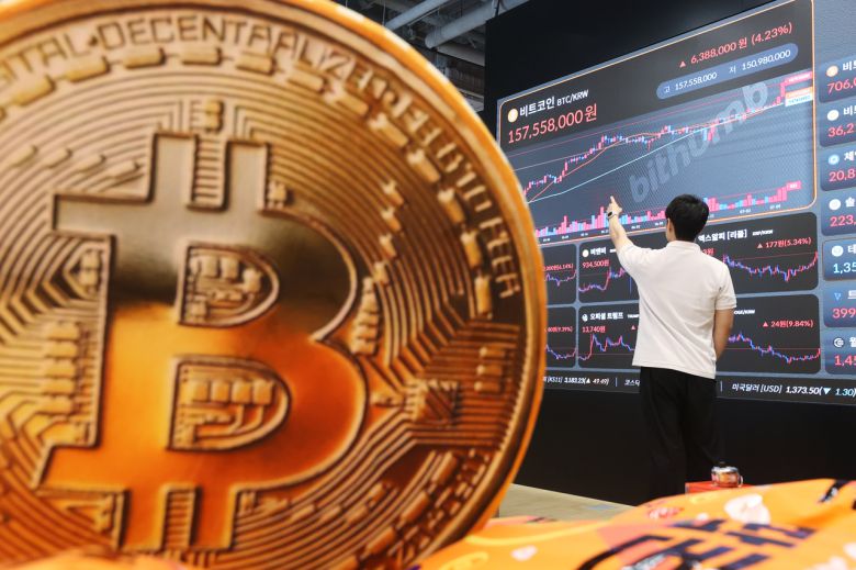 비트코인이 연일 사상 최고가를 갈아치우며 고공 행진을 이어가고 있는 11일 서울 서초구 빗썸라운지 강남본점에 가상화폐 시세가 표시돼있다.  [연합]