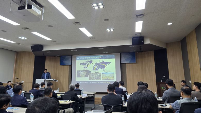 최동일(발표자) 대우건설 해외부동산개발팀장이 11일 서울 중구 해외건설교육센터에서 개최된 ‘융복합 K-City 플랫폼 협력방안 설명회’에서 대우건설의 베트남 THT 스타레이크시티 개발사업에 대해 소개하고 있다.  홍승희 기자