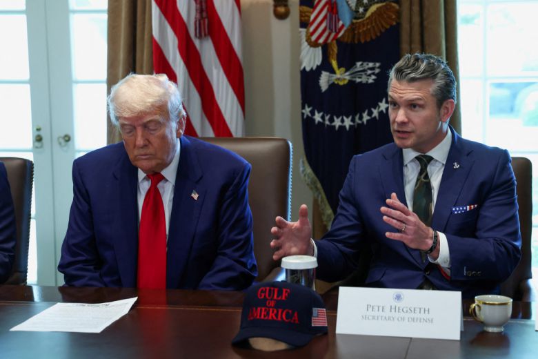 피트 헤그세스 미 국방장관이 백악관에서 도널드 트럼프 미국 대통령과 함께 각료회의에 참여하고 있다. [로이터]