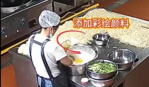 집단 납중독 사건이 발생한 중국 유치원의 급식 조리 장면. [중국 매체 펑파이신문 동영상 캡처]