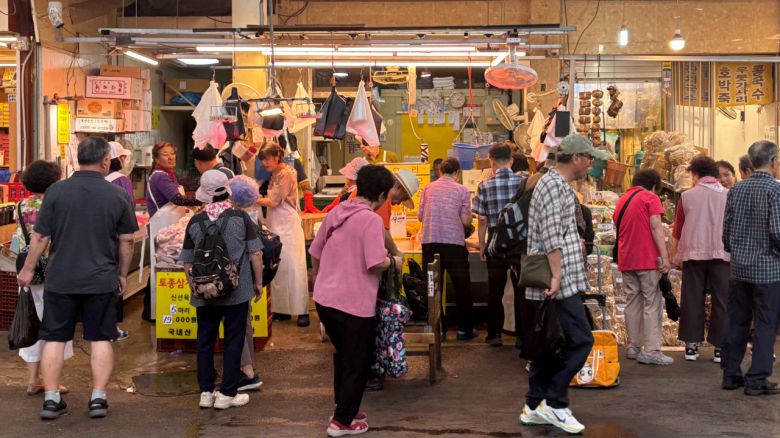 닭집 앞에 초복을 준비하는 사람들로 가득하다. 박연수 기자