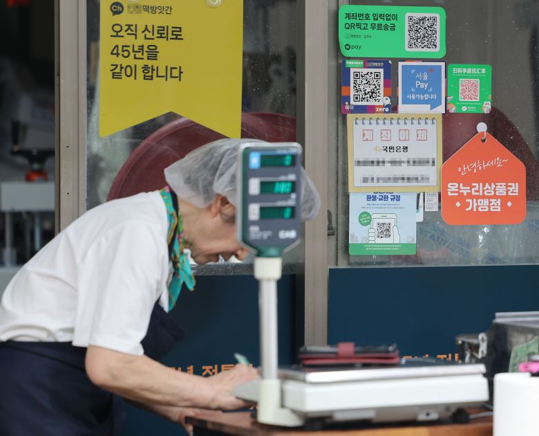 정부가 민생회복 소비쿠폰 1차 지급계획을 발표한 6일 서울의 한 전통시장 점포에 기존 골목경제 소비 활성화를 위한 온누리상품권 가맹 팻말이 붙어 있다.     경기 진작을 위한 이재명 정부의 첫 민생회복 소비쿠폰 신청과 지급이 이달 21일부터 9월 12일까지 8주간 이뤄진다. <연합뉴스>