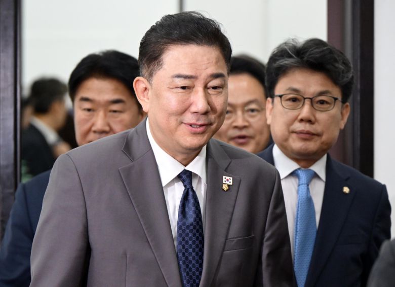 김병기 더불어민주당대표 직무대행 겸 원내대표가 15일 오전 서울 여의도 국회에서 열린 원내대책회의에 참석하고 있다. 이상섭 기자