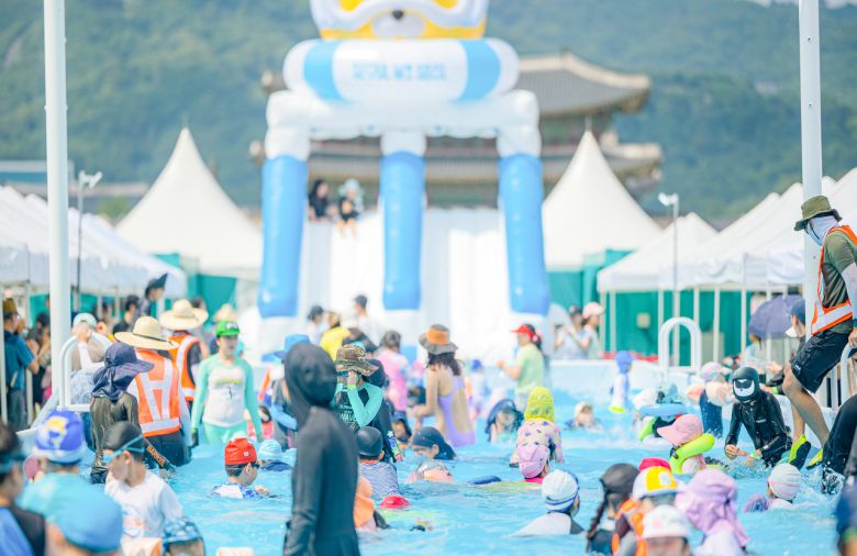 광화문에 조성된 서울썸머비치 슬라이드