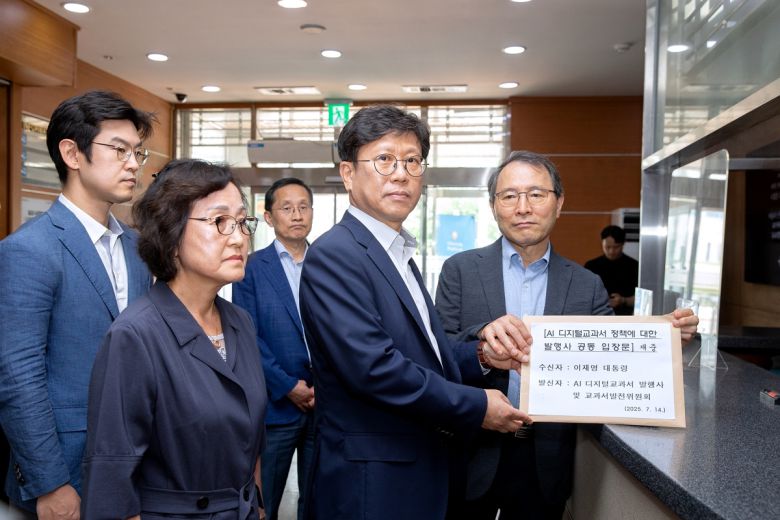 인공지능 디지털교과서(AIDT) 발행사 업체 대표들이 14일 용산 대통령실을 방문해 민원을 넣고 있다. 가운데는 이욱상 동아출판 대표.[천재교과서 제공]