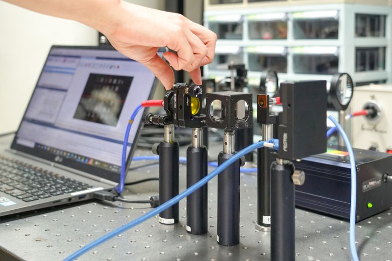 제안된 계산 분광기 실험 구성 및 센서 시제품(광원과 필터 어레이, 검출기 배열이 정밀하게 정렬된 측정 환경).[GIST 제공]