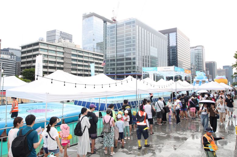 서울썸머비치 입장을 기다리는 가족들, 지난해 모습