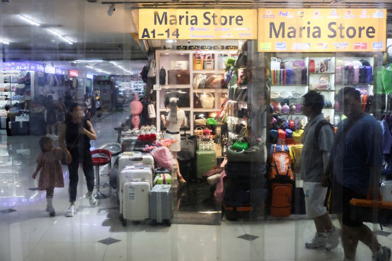 중국 상하이의 한 실내 쇼핑 거리에서 사람들이 쇼핑을 하고 있다. [로이터]