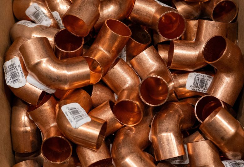 지난 9일(현지시간) 미국 뉴욕의 한 주택 재건축 매장에 전시된 구리 제품들. [AFP]