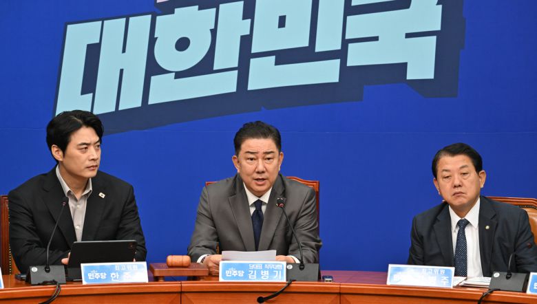 김병기(가운데) 더불어민주당 대표 권한대행 겸 원내대표가 16일 오전 서울 여의도 국회에서 열린 최고위원회의에서 모두발언을 하고 있다. 임세준 기자