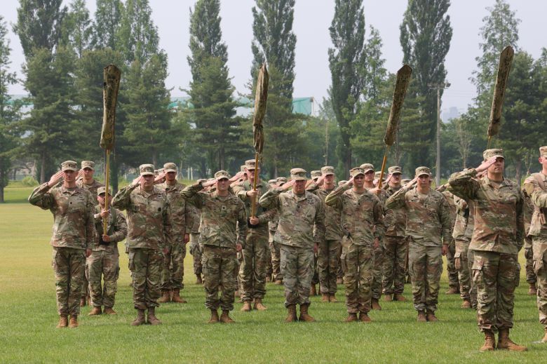 18일 오전 경기도 동두천시 캠프 케이시에서 열린 주한미군 순환배치 여단 임무교대식에서 미 4사단 1스트라이커여단(레이더 여단) 장병이 경례하고 있다. [연합]