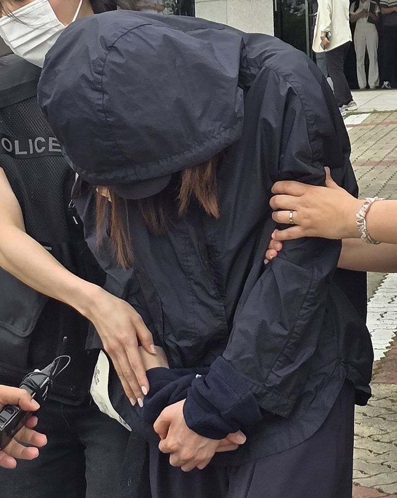 시험기간 중 학교에 무단 침입한 혐의(건조물 침입 등)로 구속 영장이 청구된 학부모 B 씨가 15일 대구지법 안동지원에서 구속 전 피의자 심문(영장실질심사)을 받은 후 취재진에게 질문을 받고 있다. [연합]