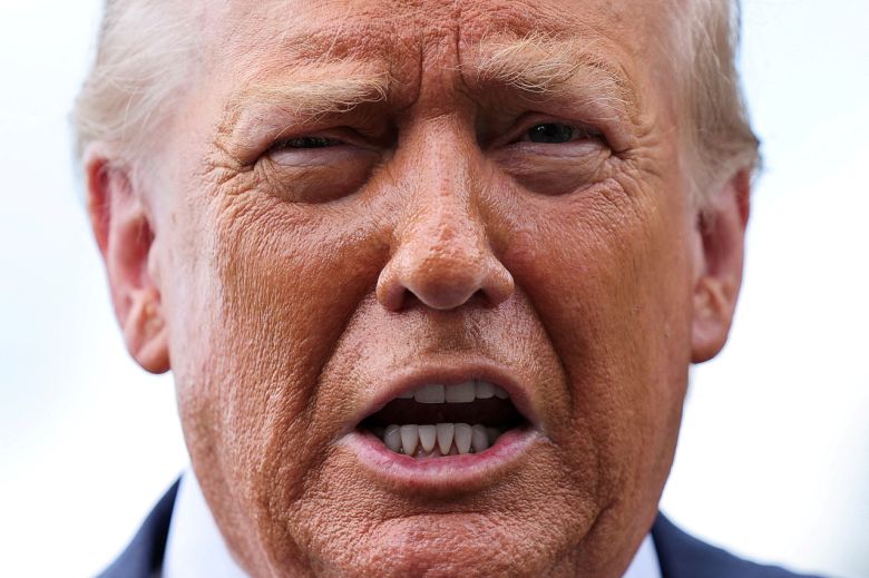 도널드 트럼프 미국 대통령이 15일(현지시간) 워싱턴 D.C. 백악관 사우스 론에서 펜실베이니아로 떠나기 전 취재진들과 이야기를 나누고 있다. [로이터]