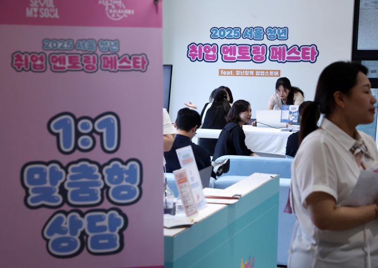 6월 19일 서울 성수동의 한 카페에서 열린 2025 서울 청년 취업 멘토링 페스타에서 참석자들이 일대일 맞춤형 상담을 받고 있다. [연합]