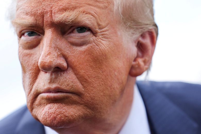 도널드 트럼프 미국 대통령이15일(현지시간) 펜실베이니아주 피츠버그로 떠나기 전 백악관에서 취재진에게 발언하고 있다. [로이터]