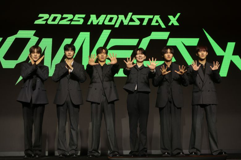 그룹 몬스타엑스가 16일 서울 여의도 콘레드 호텔에서 열린 몬스타엑스 데뷔 10주년 기념 기자간담회에서 포즈를 취하고 있다. [연합]