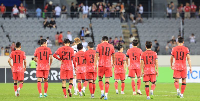 한국 축구 대표팀 선수들이 동아시안컵 3차전 일본전서 패한 후 그라운드 밖을 나가고 있다. [연합]