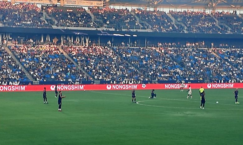 미국 축구 구단 LA 갤럭시 홈구장 전광판에 농심 광고가 띄워져 있다. [농심 제공]