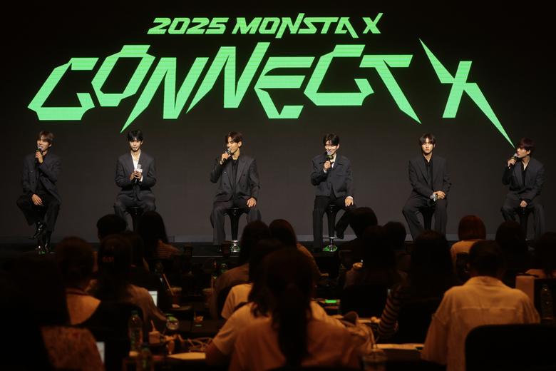 그룹 몬스타엑스가 16일 서울 여의도 콘레드 호텔에서 열린 몬스타엑스 데뷔 10주년 기념 기자간담회에서 질의에 답하고 있다. [연합]