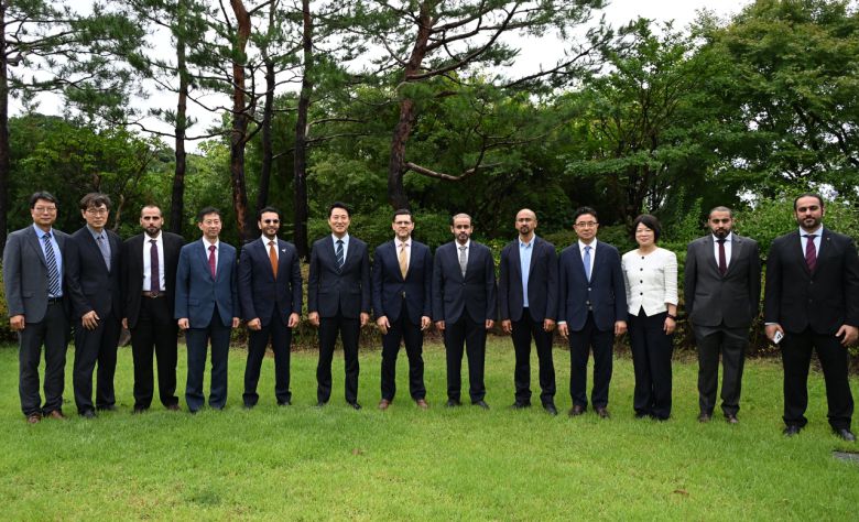 오세훈 서울시장이 17일모하메드 알리 알 쇼라파 아부다비 행정교통부 의장(왼쪽에서 일곱 번째)과 기념사진을 촬영하고 있다.. [서울시 제공]