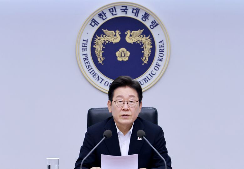 이재명 대통령이 17일 서울 용산 대통령실 청사에서 열린 4차  수석·보좌관 회의에서 발언하고 있다. <연합뉴스>