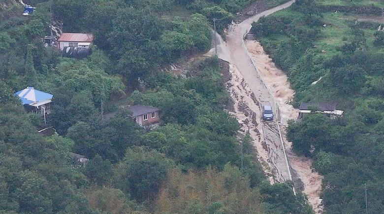 청도에 호우경보와 산사태경보가 발령된 17일 경북 청도군 청도읍 거연리 한 마을 도로에 토사가 넘쳐 있다. [연합]