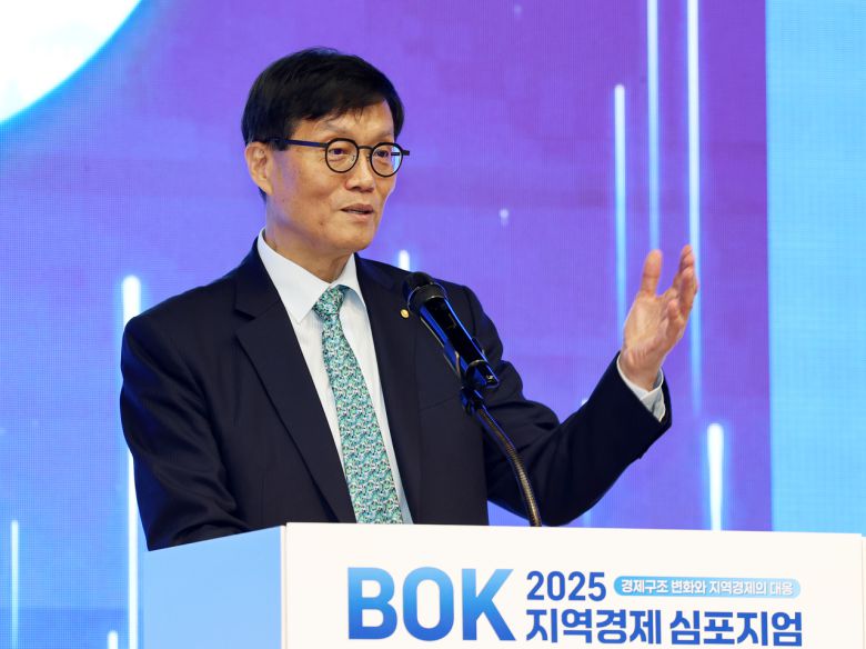 이창용 한국은행 총재가 17일 오후 광주 서구 김대중컨벤션센터에서 열린 2025 BOK 지역경제 심포지엄에서 개회사를 하고 있다. [연합]