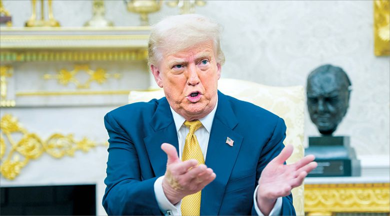 도널드 트럼프 미국 대통령이 16일(현지시간) 백악관 오벌 오피스에서 살만 빈 하마드 알 칼리파 바레인 왕세자 겸 총리와의 양자 회담 중 발언하고 있다. 그는 이 자리에서 ‘파월 의장 해임을 고려하고 있느냐’는 취재진 질문에 “나는 어떤 것도 배제하지 않는다”면서 “그러나 그가 (연준 건물 보수를 둘러싼) 사기로 물러나야 하는 상황이 아니라면 (해임할) 가능성은 매우 낮다고 생각한다”고 답했다.  [UPI]