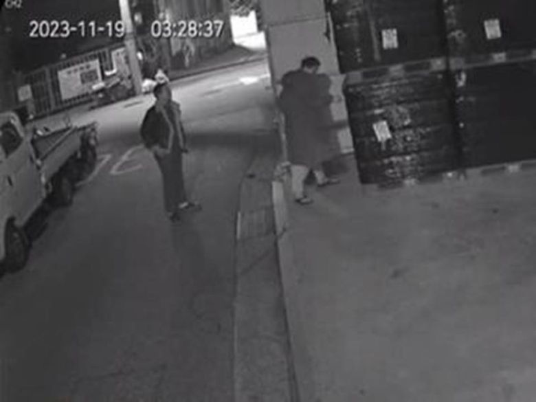 지난 2023년 서울 금천구 합숙소 주변에서 진성파 조직원이 생수통을 향해 흉기를 찌르는 모습. [서울경찰청 제공]