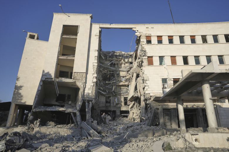 시리아 국방부 청사가 16일(현지시간) 이스라엘군 공습으로 일부 부서져 있다. [AP]