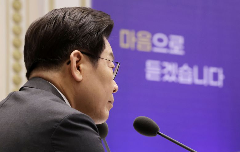 이재명 대통령이 16일 청와대 영빈관에서 ‘기억과 위로, 치유의 대화’ 사회적 참사 유가족 간담회를 하며 유가족 발언을 듣고 있다. [연합]