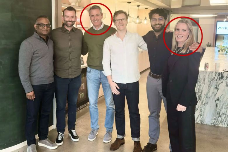 앤디 바이런(원 안 남성) 아스트로너머 최고경영자(CEO)와 크리스틴 캐벗(원 안 여성) 최고인사책임자(CPO). [뉴욕포스트]