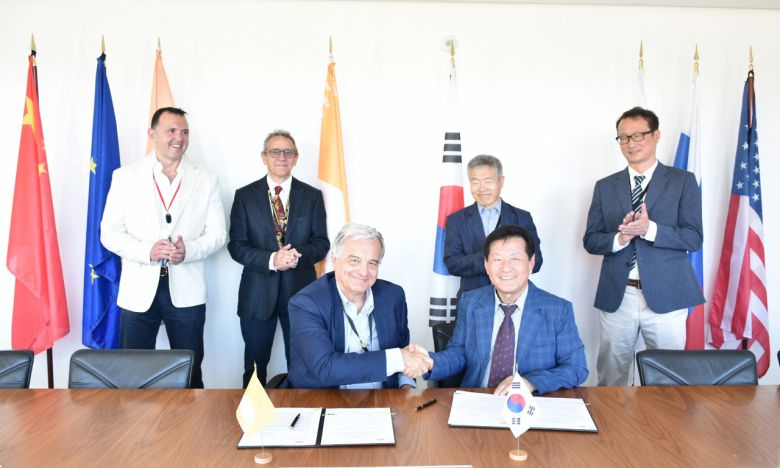 세르지오 올란디 ITER 국제기구  사무차장과 정기정 ITER 한국사업단장이 업무협약 후 기념촬영을 하고 있다. [한국핵융합에너지연구원 제공]