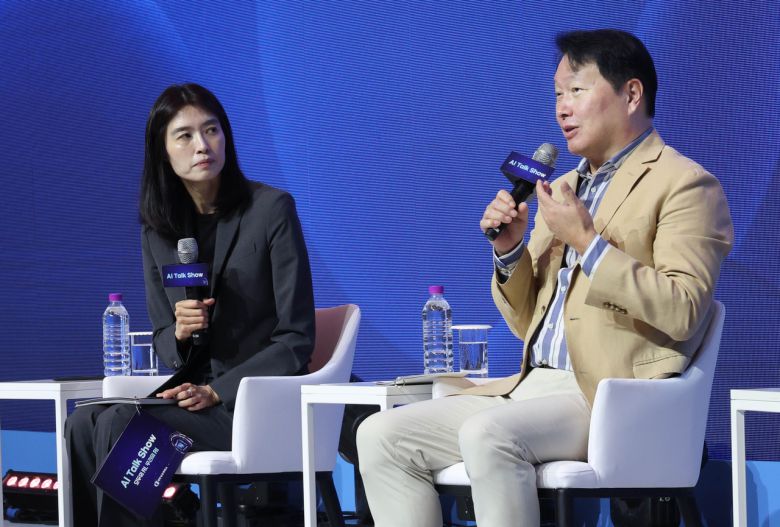 최태원(오른쪽) 대한상공회의소 회장인 18일 경북 경주 라한셀렉트 호텔에서 개최된 ‘제 48회 대한상의 하계포럼’에 참석, 정신아 카카오 대표 사회로 진행된 AI(인공지능) 토크쇼에서 제조 AI와 데이터에 대해 발언하고 있다. [대한상의 제공]