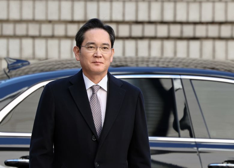 이재용 삼성전자 회장이 17일 대법원의 최종 무죄 판결로 삼성물산과 제일모직 합병 이후 10년간 이어진 ‘사법리스크’의 족쇄를 벗게 됐다. [연합]