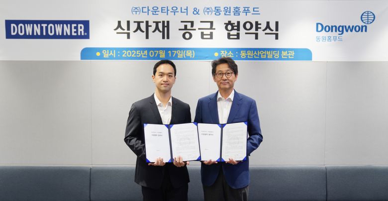17일 서울시 서초구 동원그룹 본사에서 정문목(오른쪽) 동원홈푸드 대표와 이건호 다운타우너 대표가 업무 협약을 맺고 기념 촬영을 하고 있다. [동원홈푸드 제공]