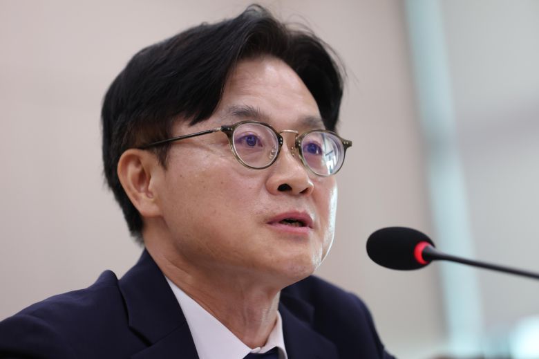 김정관 산업통상자원부 장관 후보자가 17일 오전 서울 여의도 국회 산업통상자원중소벤처기업위원회에서 열린 인사청문회에 참석해 의원들의 질의에 답변하고 있다. 임세준 기자
