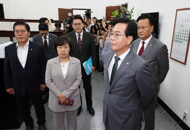 송언석 국민의힘 비대위원장 겸 원내대표를 비롯한 국민의힘 법제사법위원회 위원들이 18일 서울 여의도 국회에서 권성동 의원실 압수 수색 등에 항의하며 국회의장실을 방문하고 있다. [연합]