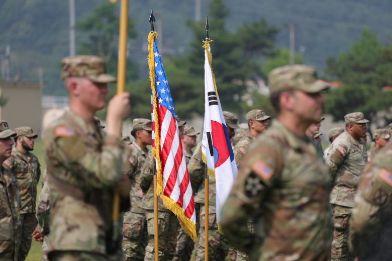 18일 오전 경기도 동두천시 캠프 케이시에서 열린 주한미군 순환배치 여단 임무교대식에서 태극기와 성조기가 나란히 놓여 있다. [연합]