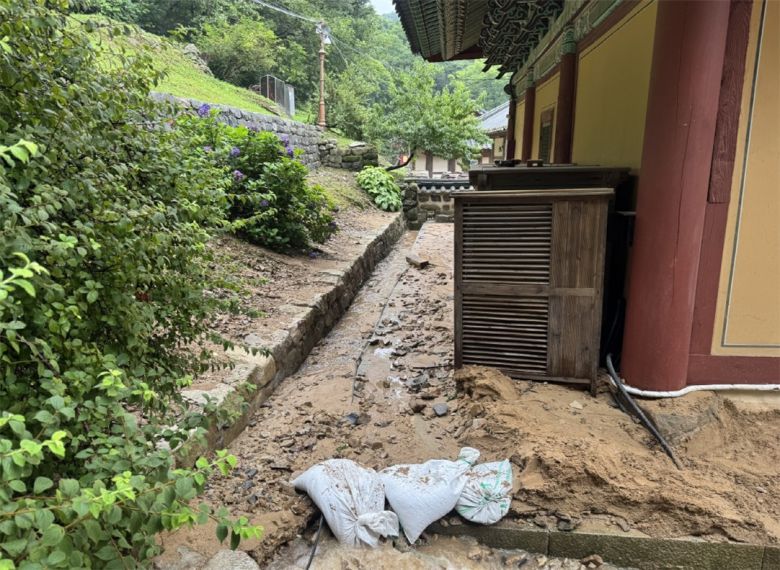 토사가 경내로 밀려든 개심사. [국가유산청]