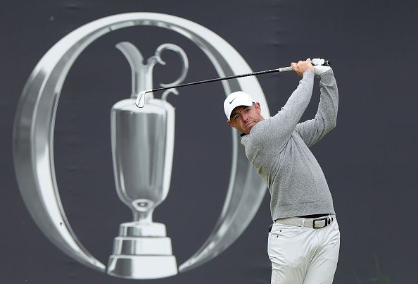 로리 매킬로이가 18일(한국시간) 고향 북아일랜드에서 열린 디오픈 1라운드에서 아이언으로 1번홀 티샷을 하고 있다.  [게티이미지]