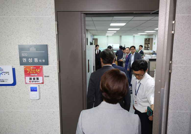 국민의힘 의원들이 18일 서울 여의도 국회 의원회관 내 압수수색 중인 권성동 의원실로 들어서고 있다. [연합]