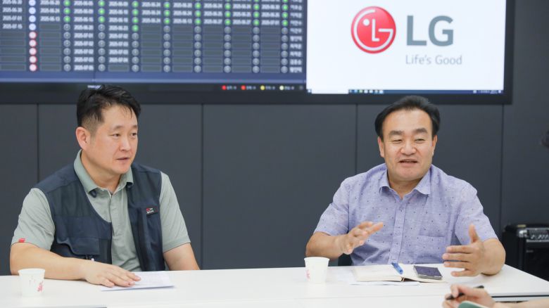 송장범(오른쪽) 하이엠솔루텍 칠러서비스센터장과 김호영 하이엠솔루텍 책임이 10일 경기도 화성에 위치한 하이엠솔루텍 작업장에서 헤럴드경제와 인터뷰를 하고 있다. [하이엠솔루텍 제공]