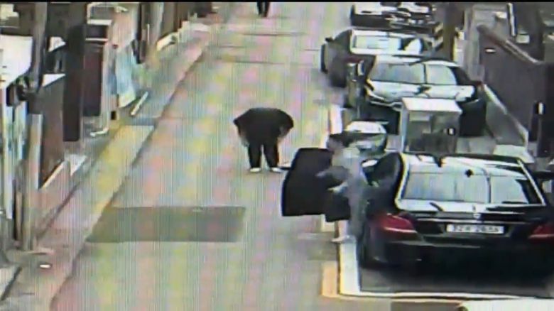 행동대장이 합숙소에 오자 하부조직원이 슬리퍼를 벗고 굴신경례하는 모습. [서울경찰청 제공]