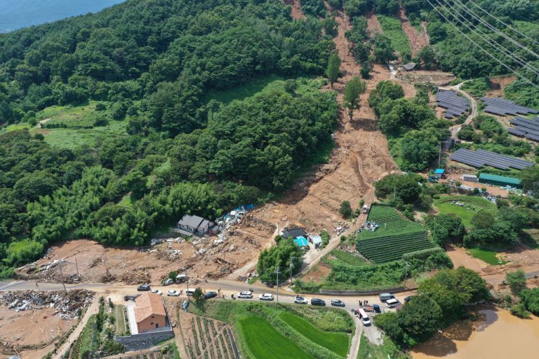 20일 오후 경남 산청군 산청읍 부리 내부마을이 전날 내린 폭우와 산사태로 파괴돼 원래 형태를 알아볼 수 없을 정도다.[연합]