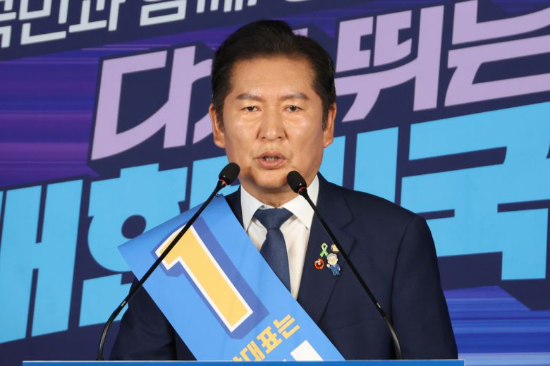 정청래 더불어민주당 당대표 후보가 20일 서울 여의도 당사에서 열린 8·2 전당대회 순회 경선 영남권 합동연설회에서 정견 발표를 하고 있다. [연합]